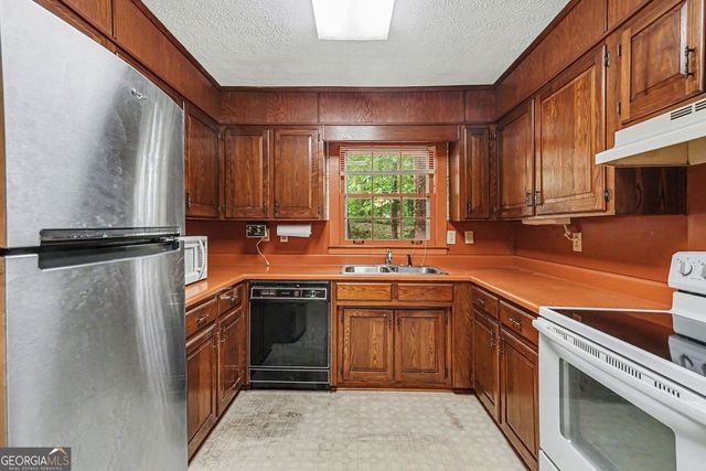 3642 Rainbow Circle SW, Snellville, GA 30039