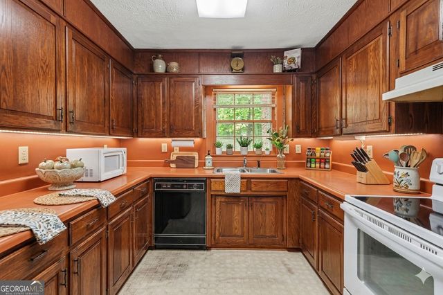 3642 Rainbow Circle SW, Snellville, GA 30039