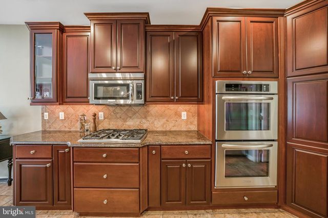 282 WILLOW DR, Newtown, PA 18940