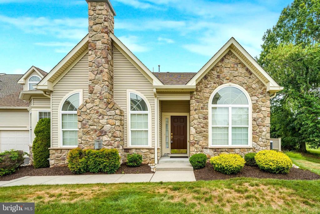 282 WILLOW DR, Newtown, PA 18940