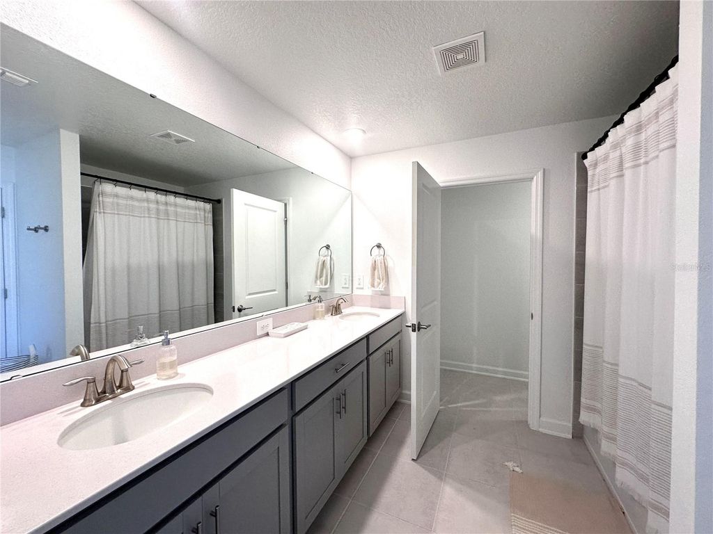 Image 22 of property listing at 9787 INTRODUCTION WAY, Orlando, FL 32832