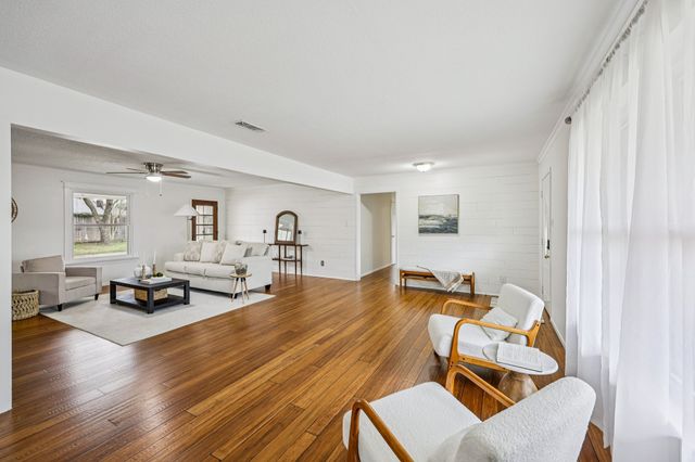 1015 Rocky Canyon Road, Arlington, TX 76012