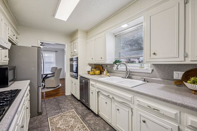 1015 Rocky Canyon Road, Arlington, TX 76012