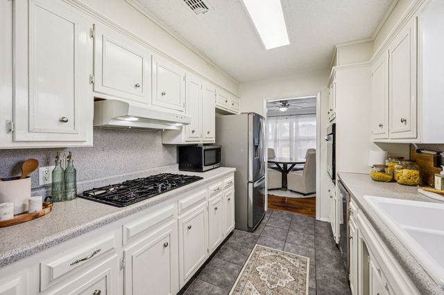 1015 Rocky Canyon Road, Arlington, TX 76012