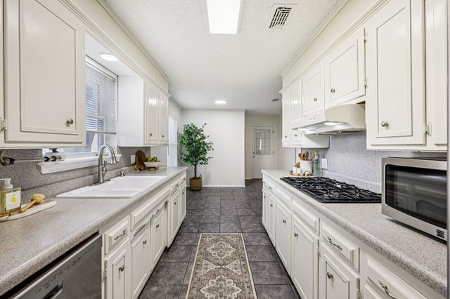 1015 Rocky Canyon Road, Arlington, TX 76012