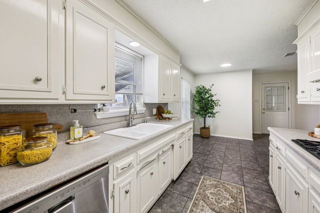 1015 Rocky Canyon Road, Arlington, TX 76012