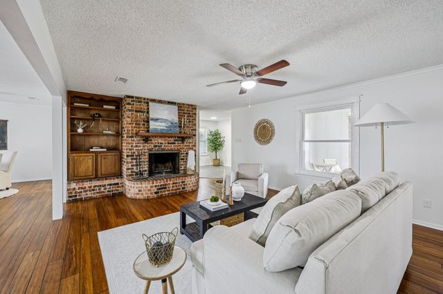 1015 Rocky Canyon Road, Arlington, TX 76012