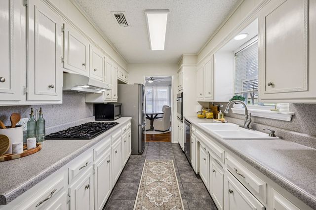 1015 Rocky Canyon Road, Arlington, TX 76012