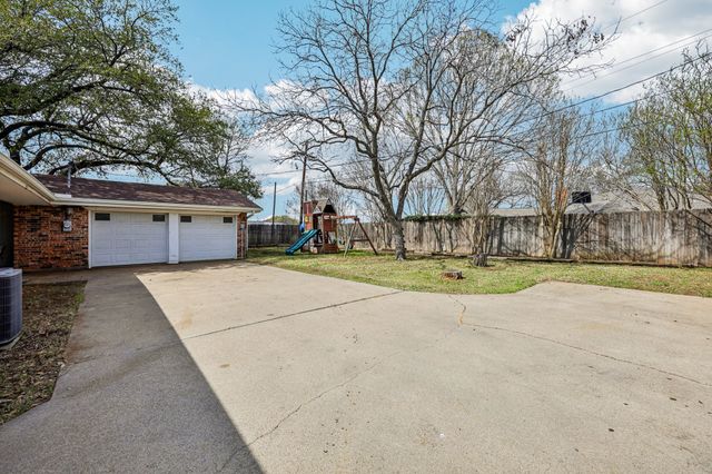 1015 Rocky Canyon Road, Arlington, TX 76012