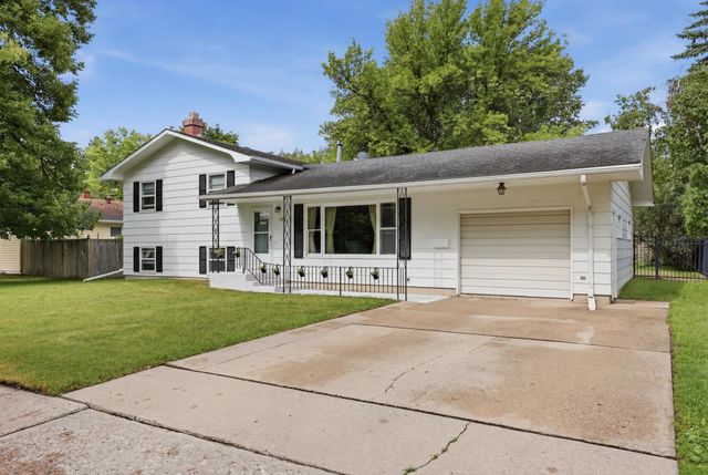 1915 11th Street S, Moorhead, MN 56560