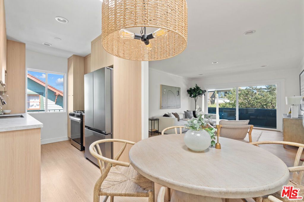 Image 10 of property listing at 423 Pier Avenue 4, Santa Monica, CA 90405