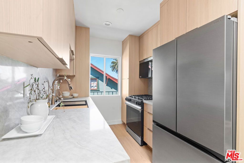Image 11 of property listing at 423 Pier Avenue 4, Santa Monica, CA 90405