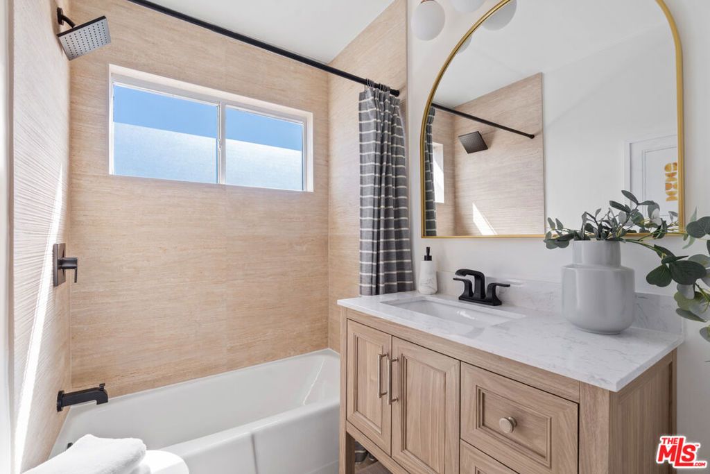Image 16 of property listing at 423 Pier Avenue 4, Santa Monica, CA 90405