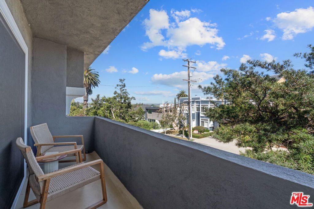 Image 2 of property listing at 423 Pier Avenue 4, Santa Monica, CA 90405