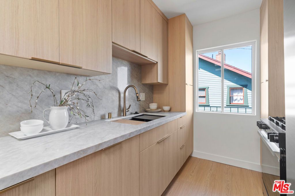 Image 4 of property listing at 423 Pier Avenue 4, Santa Monica, CA 90405