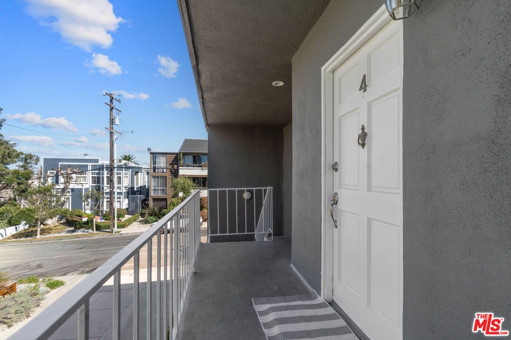 Image 6 of property listing at 423 Pier Avenue 4, Santa Monica, CA 90405