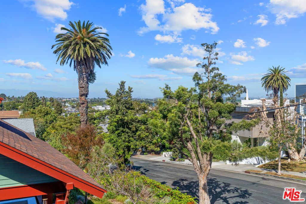 Image 7 of property listing at 423 Pier Avenue 4, Santa Monica, CA 90405