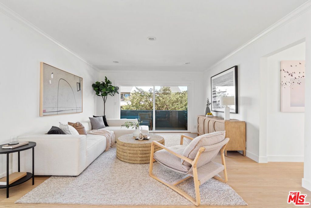 Image 8 of property listing at 423 Pier Avenue 4, Santa Monica, CA 90405
