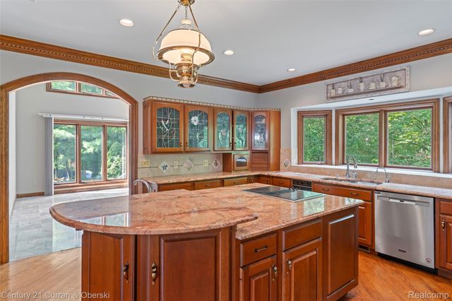 34062 Lyncroft Street, Farmington, MI 48331