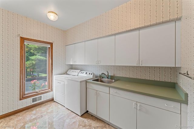 34062 Lyncroft Street, Farmington, MI 48331