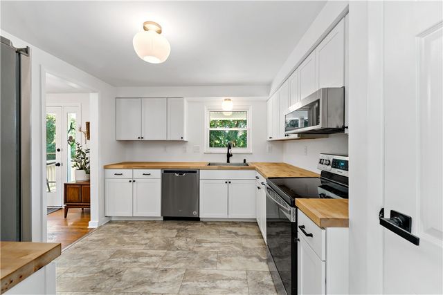 1040 Cork Dr, Bethel Park, PA 15102
