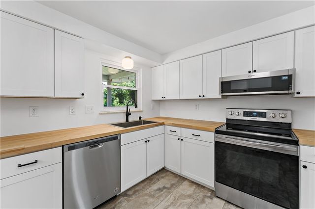 1040 Cork Dr, Bethel Park, PA 15102