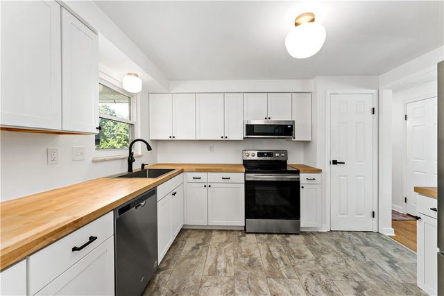 1040 Cork Dr, Bethel Park, PA 15102