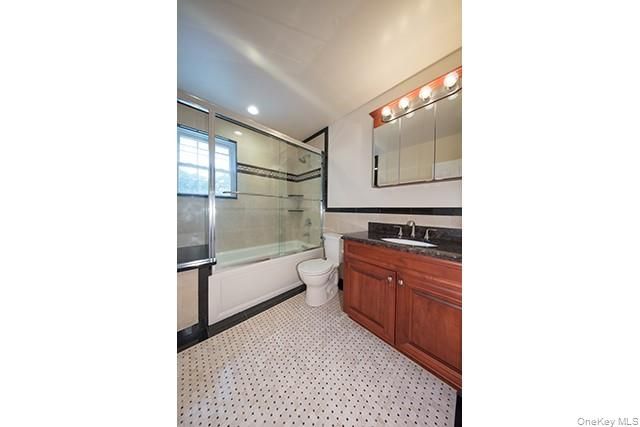 1 Villa D'est Drive D-04, Coram, NY 11727