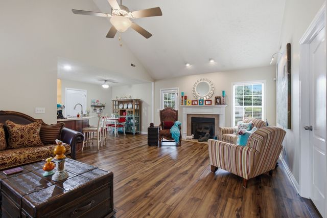 848 Nandina Ct, Clarksville, TN 37043
