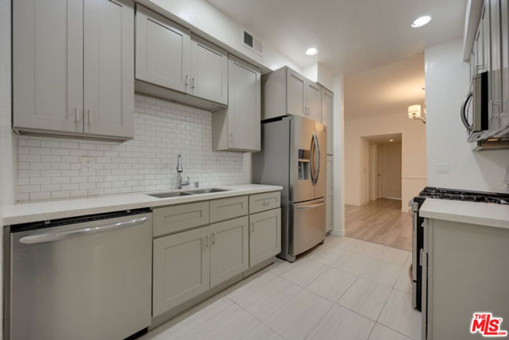 9800 Vidor Drive 101, Los Angeles, CA 90035