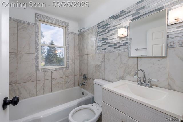 8537 Superior Avenue, Center Line, MI 48015