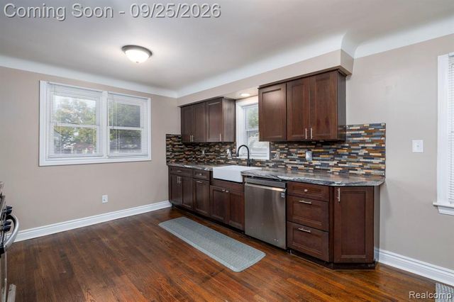 8537 Superior Avenue, Center Line, MI 48015