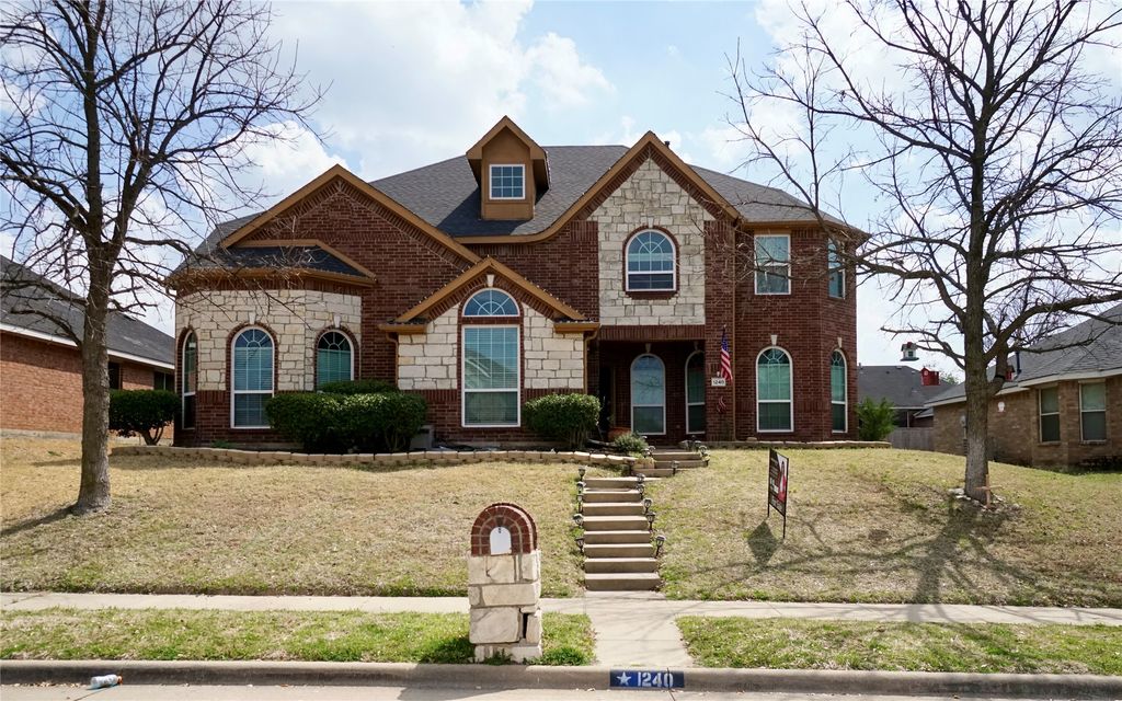 1240 Kensington Drive, Desoto, TX 75115