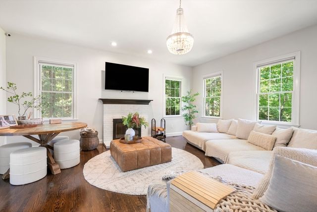 23 Falcon Ridge Dr, Hopkinton, MA 01748