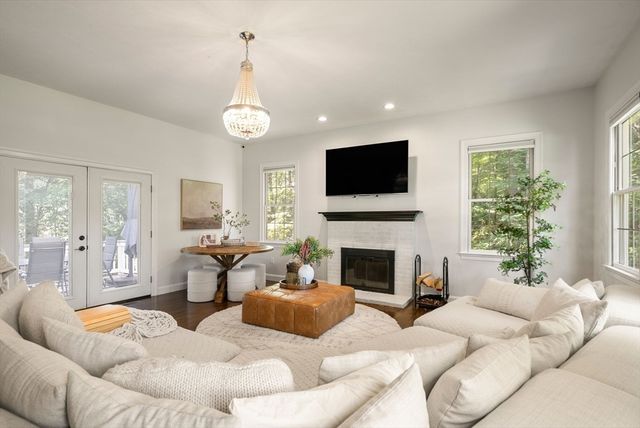 23 Falcon Ridge Dr, Hopkinton, MA 01748