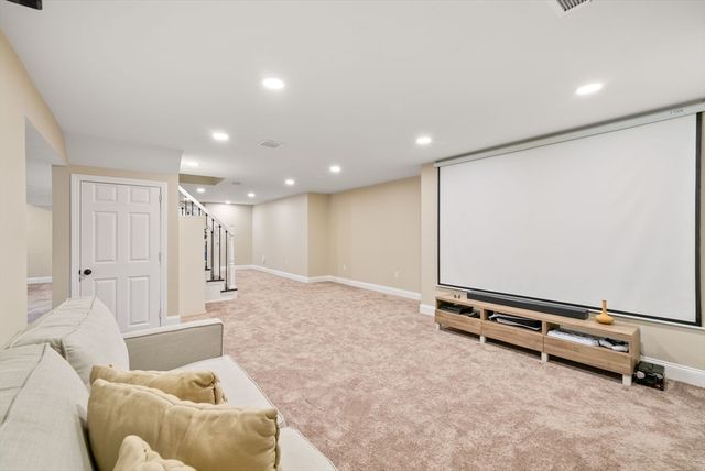 23 Falcon Ridge Dr, Hopkinton, MA 01748