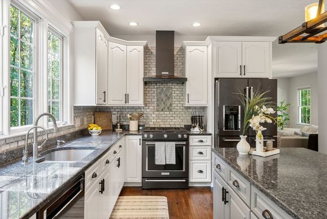 23 Falcon Ridge Dr, Hopkinton, MA 01748