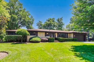 107 Brookside Court, Libertyville, IL 60048