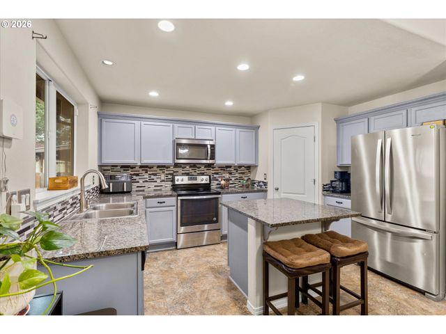 2985 OXFORD St, Woodburn, OR 97071