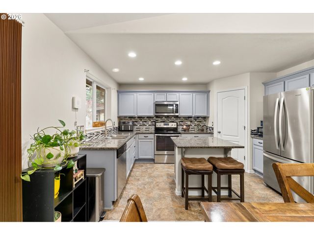 2985 OXFORD St, Woodburn, OR 97071