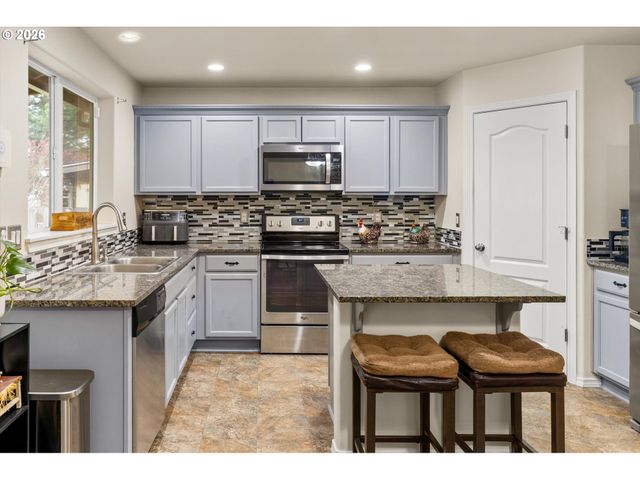 2985 OXFORD St, Woodburn, OR 97071