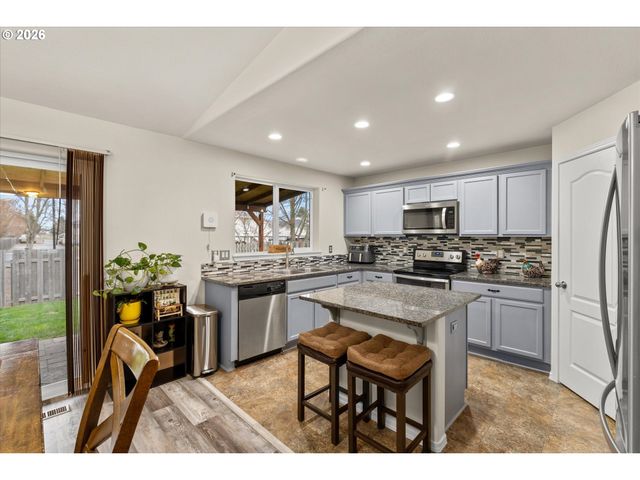 2985 OXFORD St, Woodburn, OR 97071