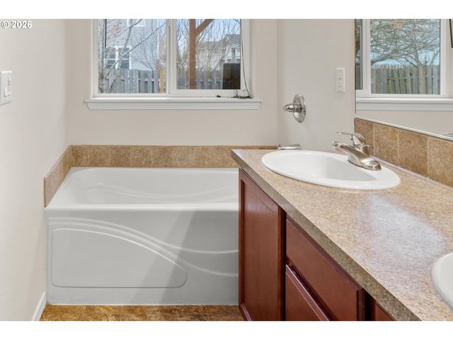 2985 OXFORD St, Woodburn, OR 97071