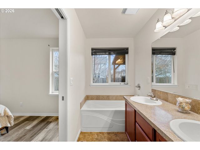 2985 OXFORD St, Woodburn, OR 97071