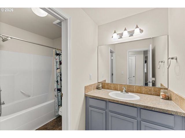 2985 OXFORD St, Woodburn, OR 97071