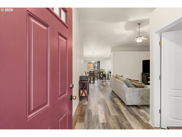 2985 OXFORD St, Woodburn, OR 97071