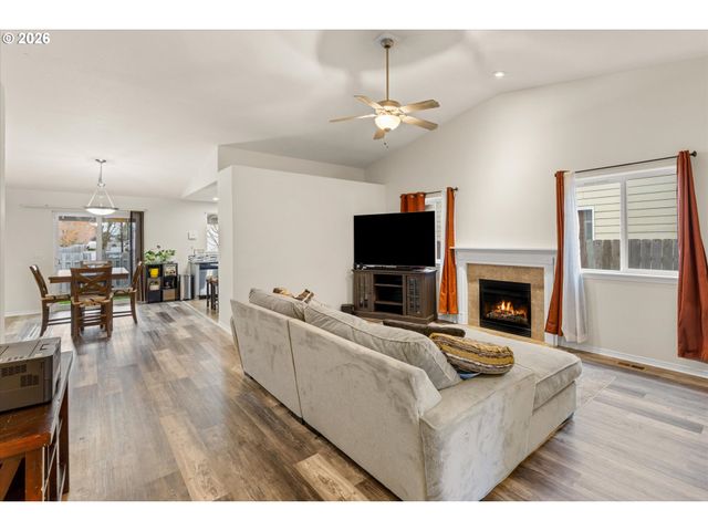 2985 OXFORD St, Woodburn, OR 97071