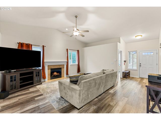 2985 OXFORD St, Woodburn, OR 97071