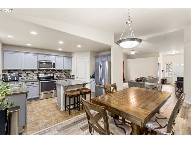 2985 OXFORD St, Woodburn, OR 97071