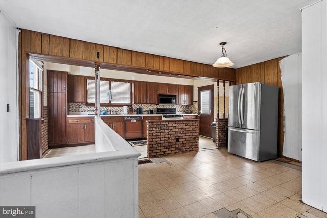 525 W RED BANK AVE, West Deptford, NJ 08096